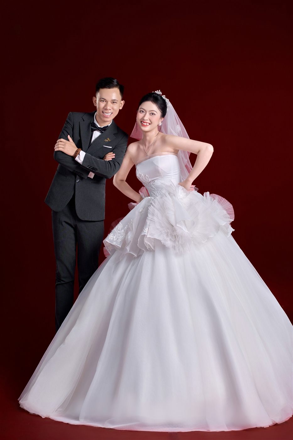 Ảnh cưới studio phông đỏ Pleiku