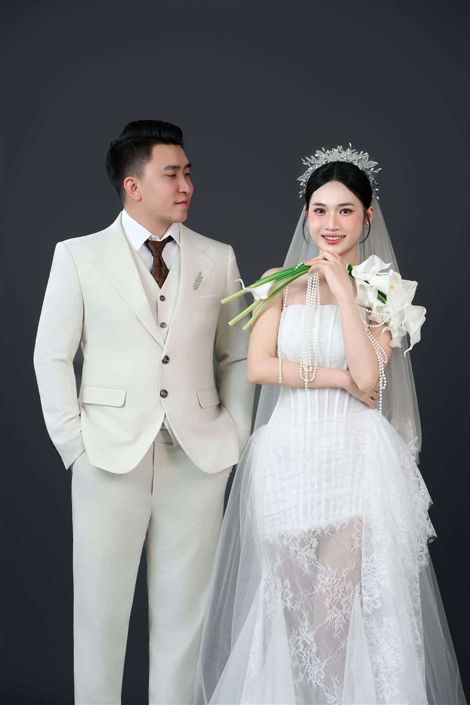 Ảnh cưới studio phông kem Pleiku